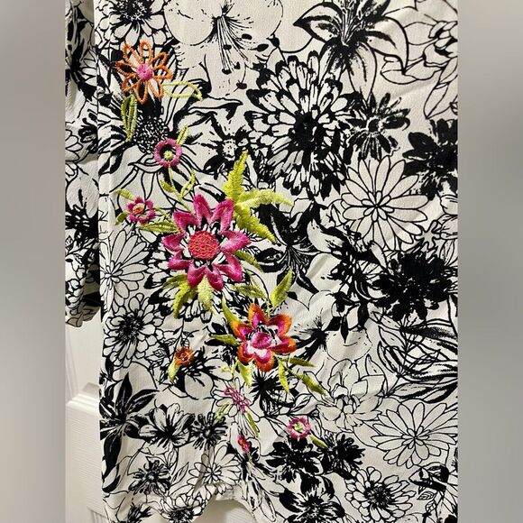 Tru Luxe Womens Embroidered Blouse Top Size M Floral Tie Sleeve Boxy White NWT - Picture 11 of 16